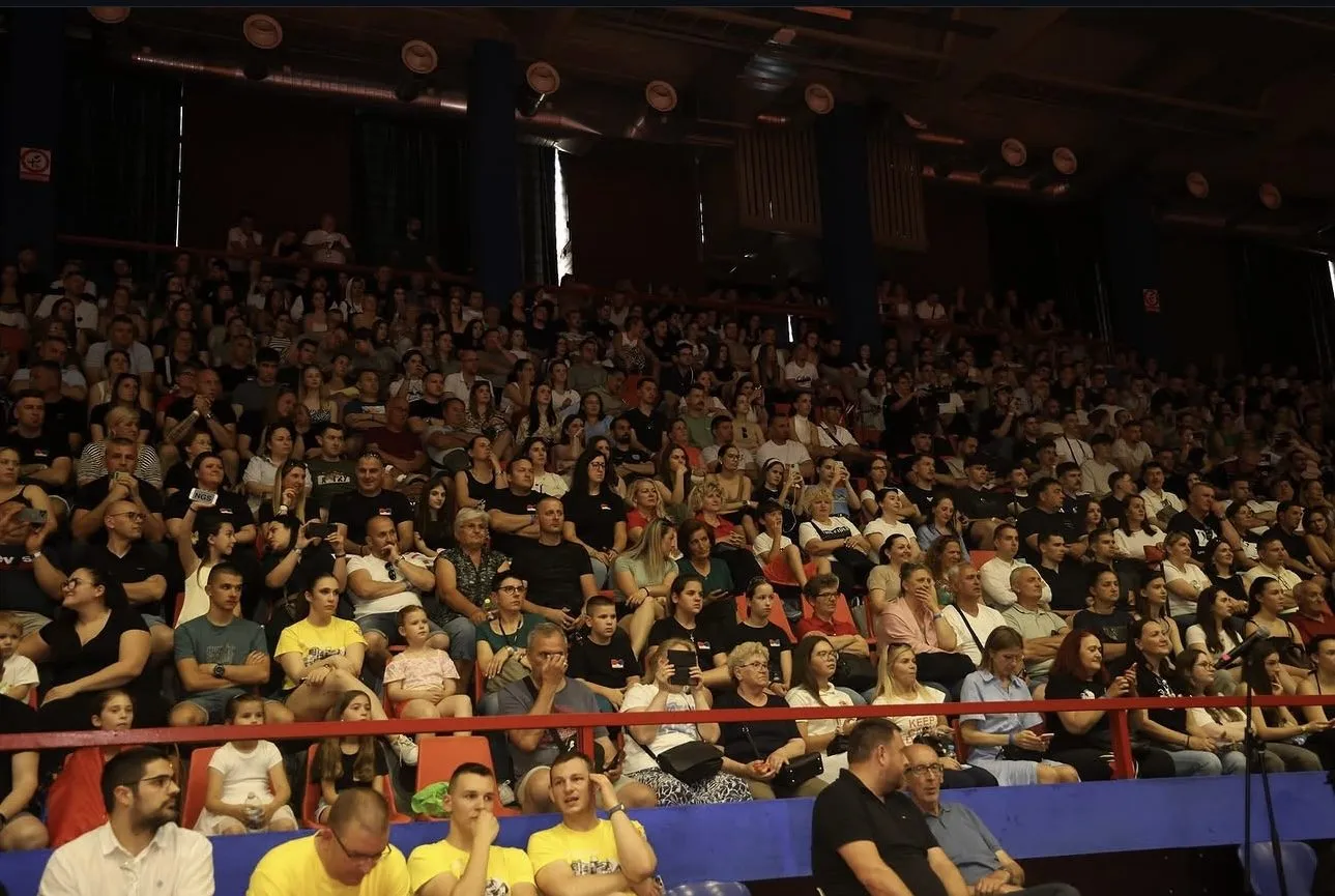 Dicht besetzte Zuschauertribüne in einer Halle mit mehreren hundert Besucherinnen und Besuchern.