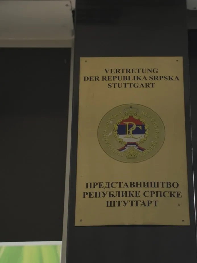 Das Messingschild am Eingang der Vertretung, in lateinischer und kyrillischer Schrift beschriftet, mit dem Wappen der Republika Srpska in der Mitte.